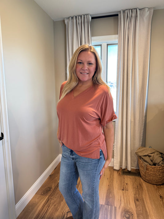 Lea - V-Neck Tee