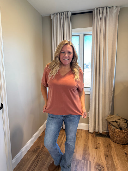 Lea - V-Neck Tee